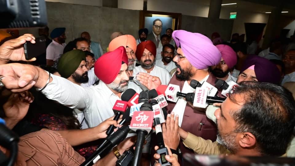 कांग्रेसी विधायक वरिंदर मीत सिंह और पूर्व मंत्री कुलदीप धालीवाल के बीच गैलरी में हुई तीखी बहस