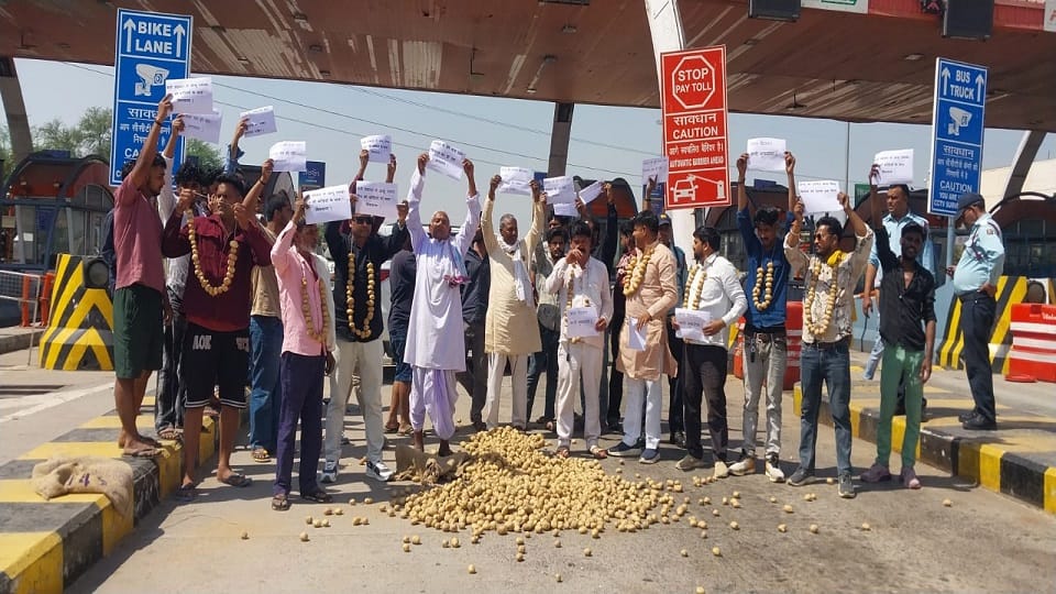 SP workers protest against low potato prices on yamuna expressway