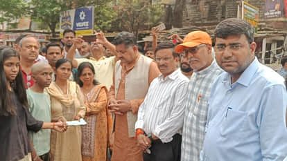 Financial assistance of Rs 5 lakh to Umesh Sharma, who lost his life in a road accident on Mohaddipur flyover.