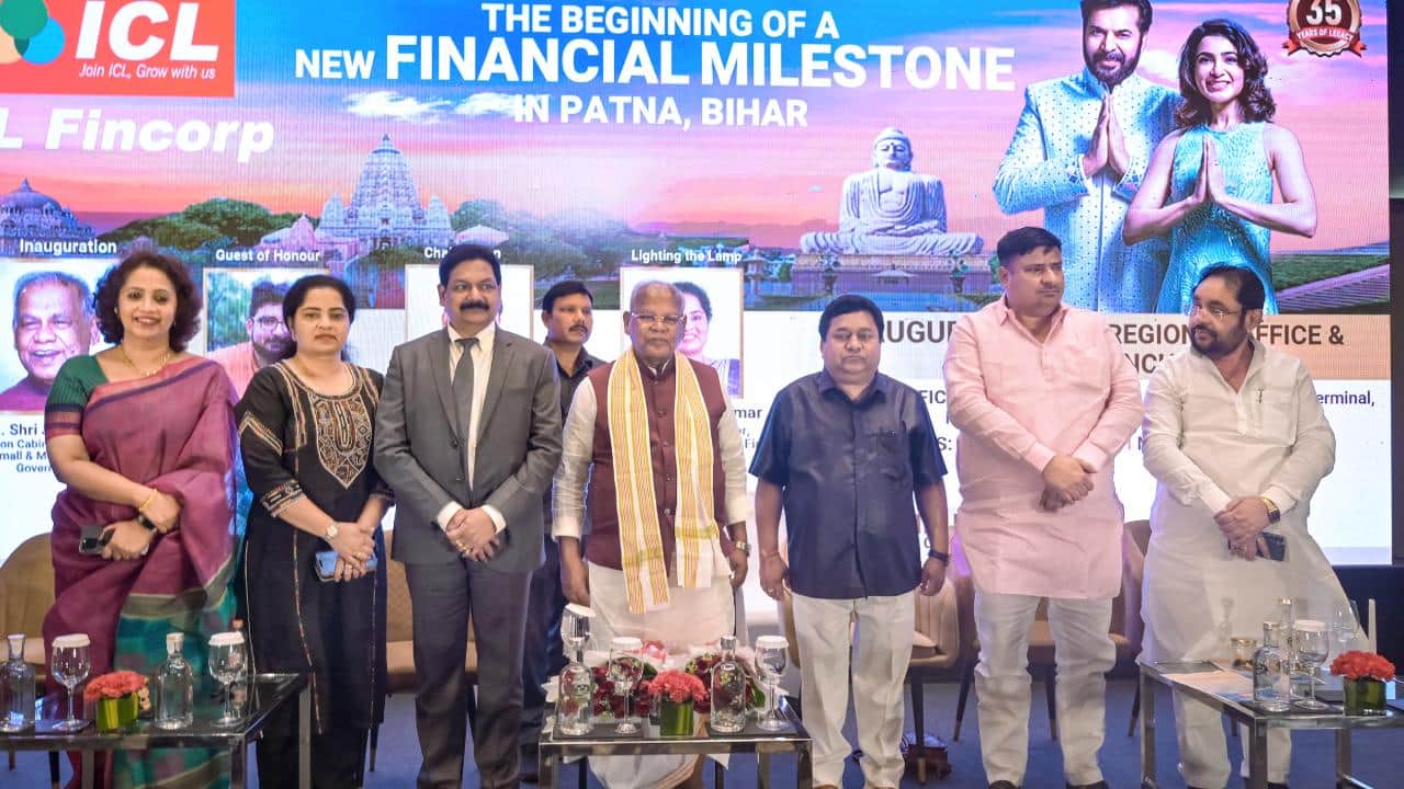 आईसीएल फिनकॉर्प के कार्यालय उद्घाटन के मौके पर मौजूद मंत्री व अन्य।