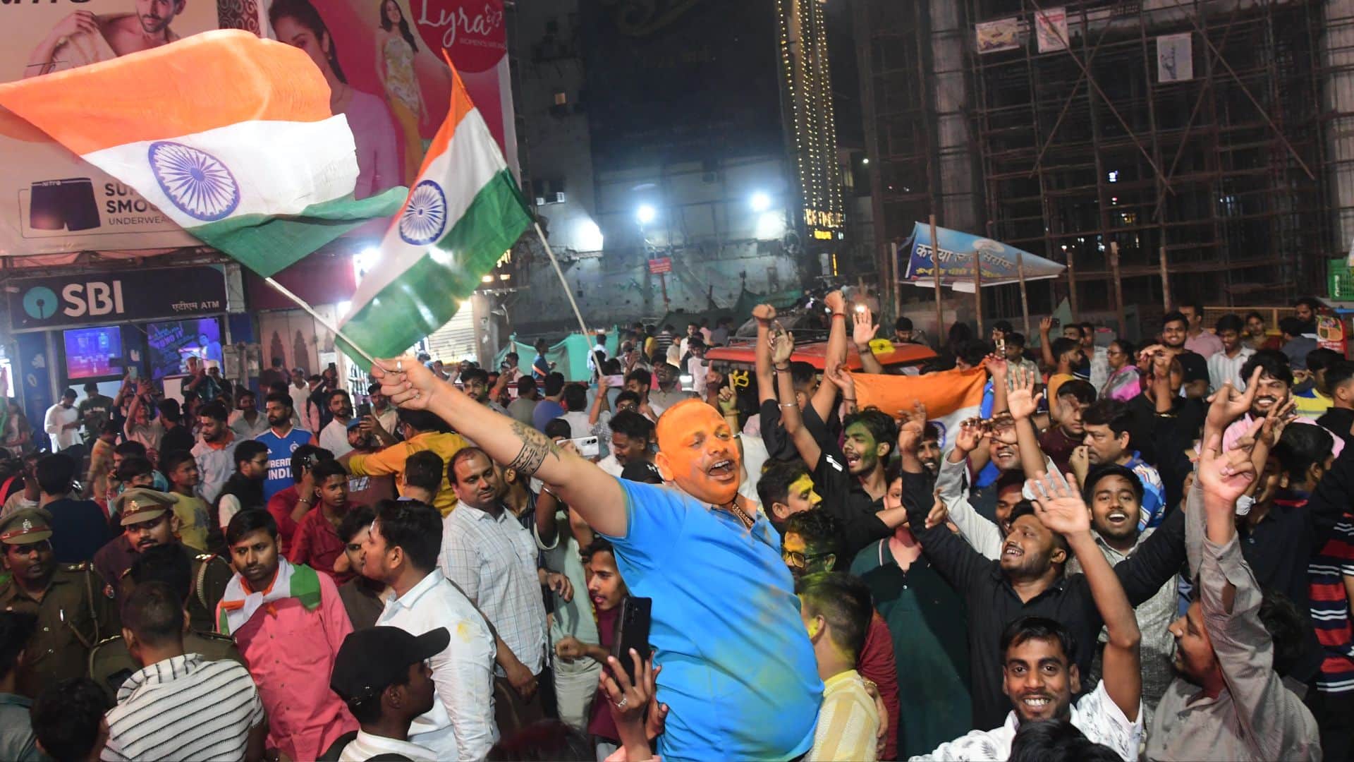 जीत के बाद जश्न मनाते लोग