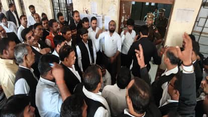 Prayagraj News: Advocates enraged over the functioning of SDM court in Karchana, work stalled due to uproar