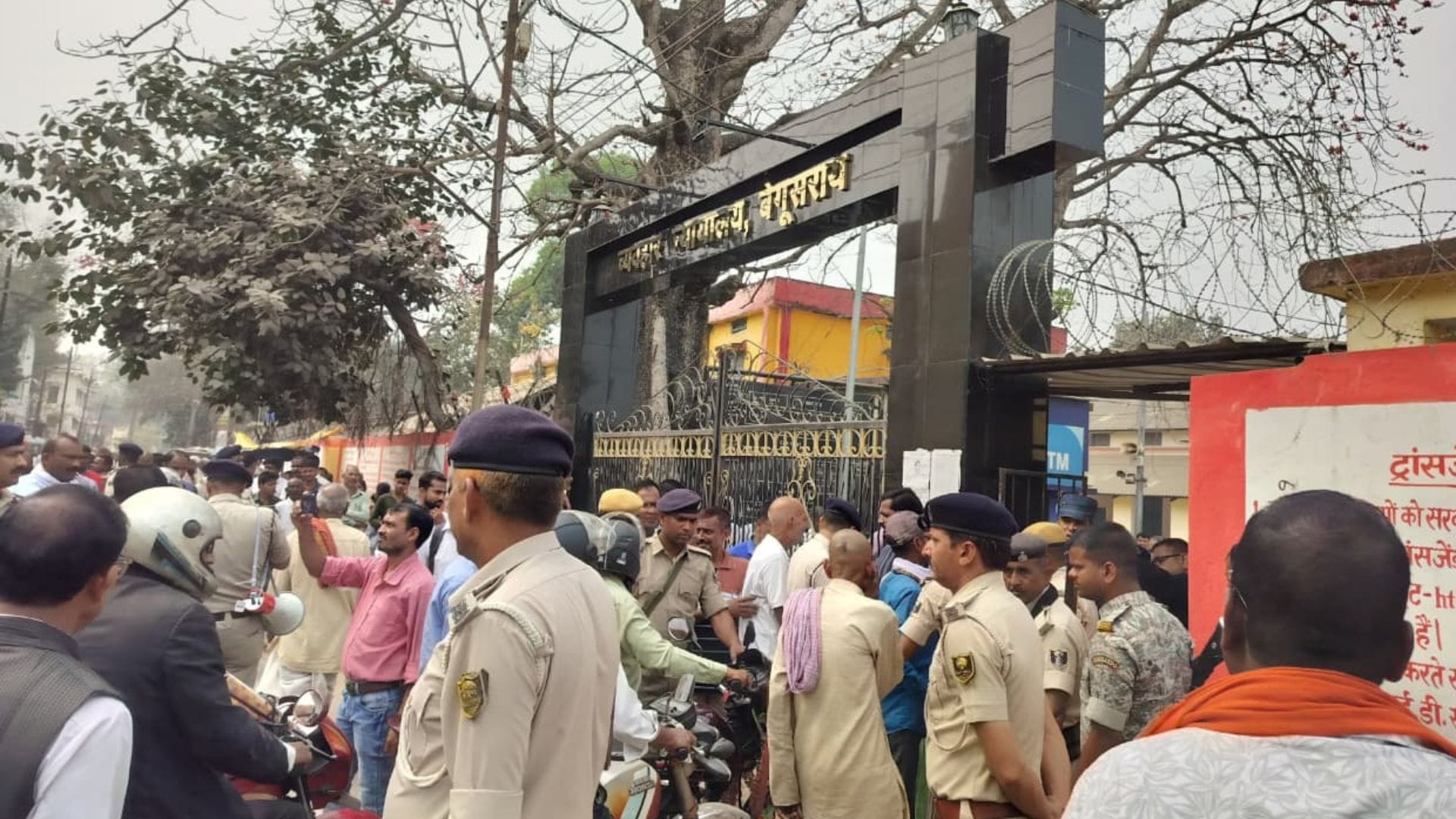 कोर्ट के बाहर पुलिस