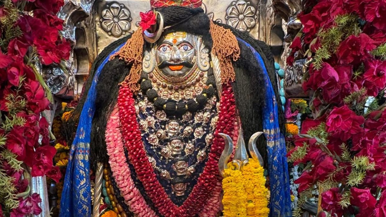 Baba Kalbhairav Appearance in silver mask aarti performed about 1 lakh lamps recitation of all four Vedas