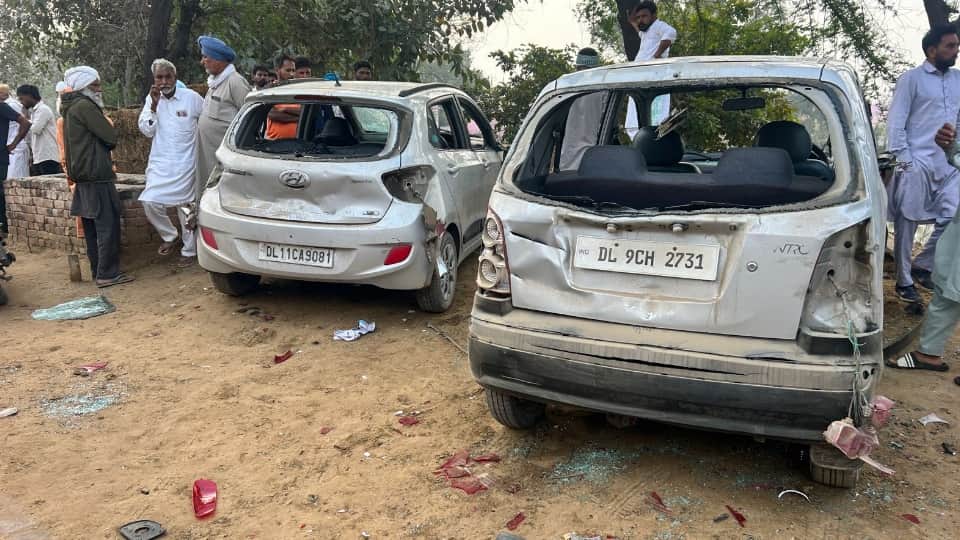 क्षतिग्रस्त वाहन।