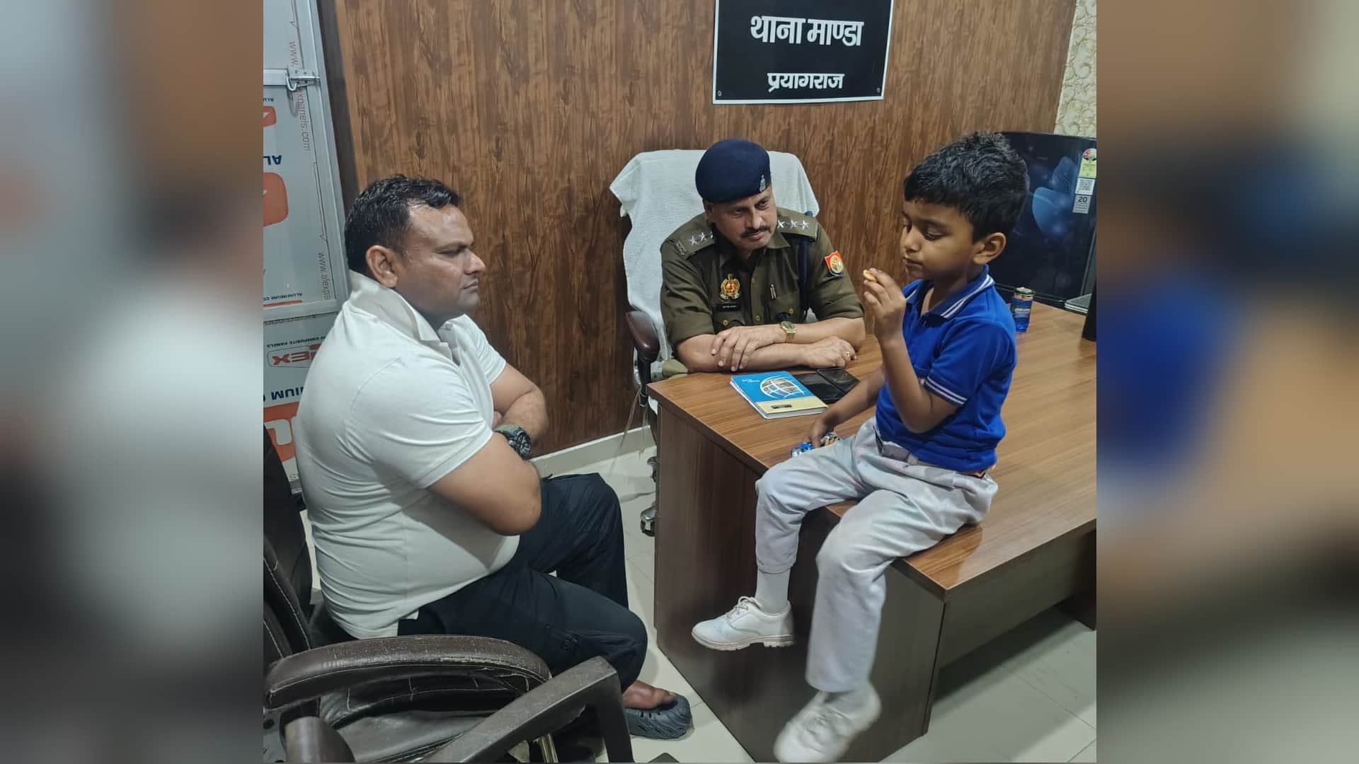 मांडा थाने में प्रतीक शर्मा को लेकर पहुंची पुलिस।