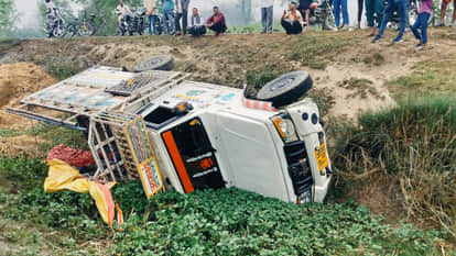 A vehicle carrying devotees overturned in Maharajganj, injuring 18 people news in hindi