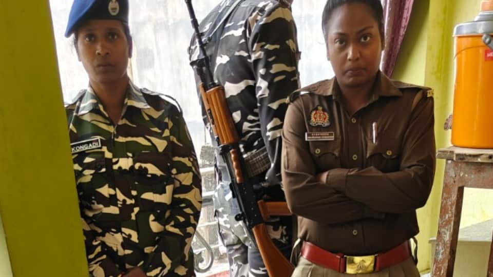 Wife having affair cant stay away from kids suicide note written on wall man kills children and then suicide