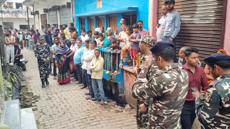 Wife having affair cant stay away from kids suicide note written on wall man kills children and then suicide