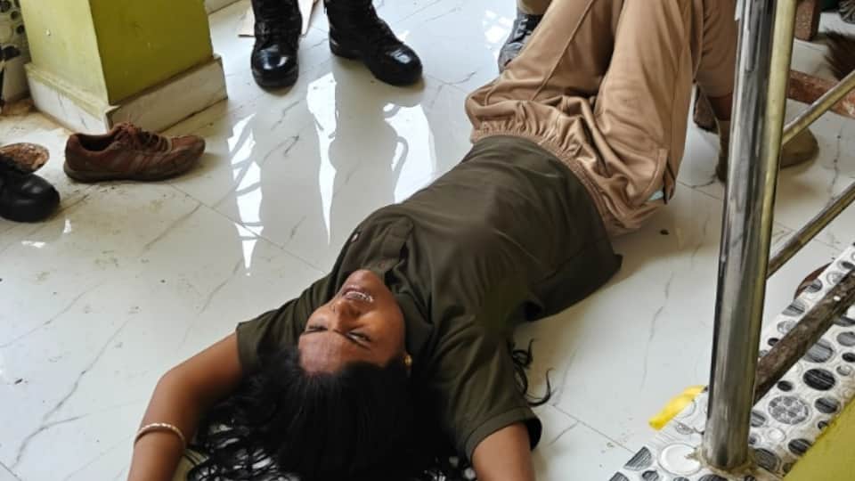 Husband of SSB sweeper kills two children and commits suicide in Maharajganj