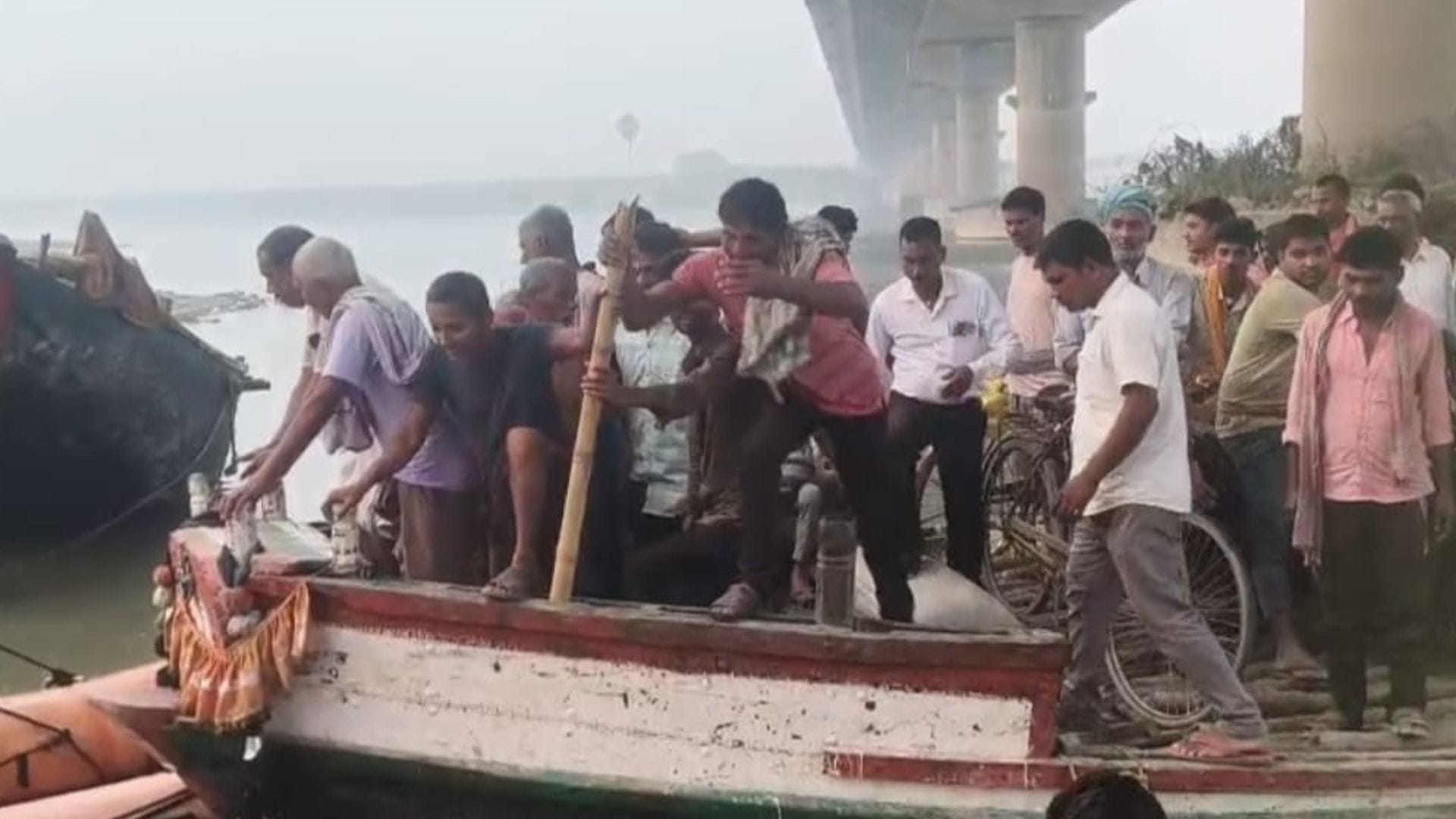 मौके पर जुटी भीड़