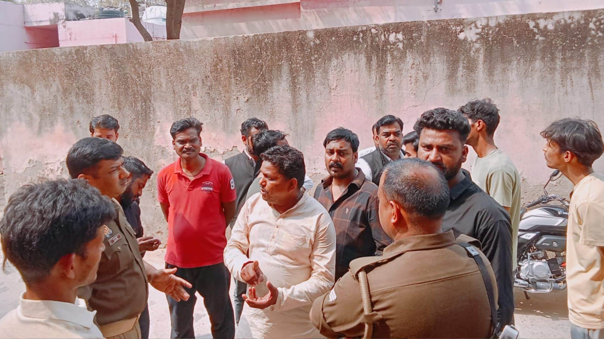 मौके पर जुटे लोग