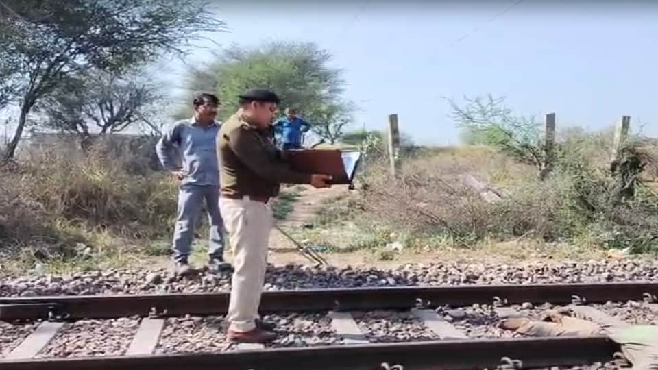 मामले की जांच करती पुलिस