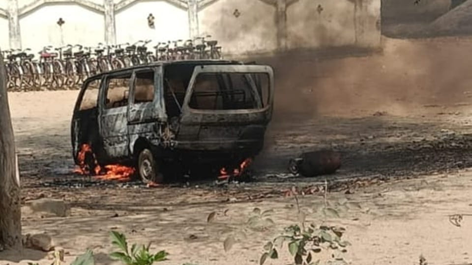 Fatehpur: A Maruti van caught fire while filling gas from a domestic cylinder