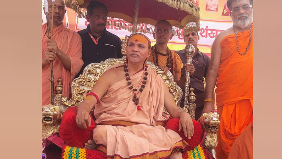 Hardoi: Shankaracharya said, "India has become a yes man before America."