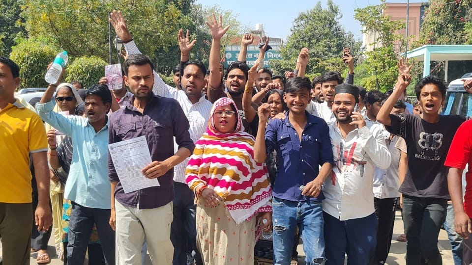 People protested at Municipal Corporation regarding problems in ward