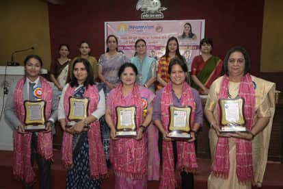 Indore: Guests at the felicitation ceremony of Abhyas Mandal said – women are creators, they cannot be weak