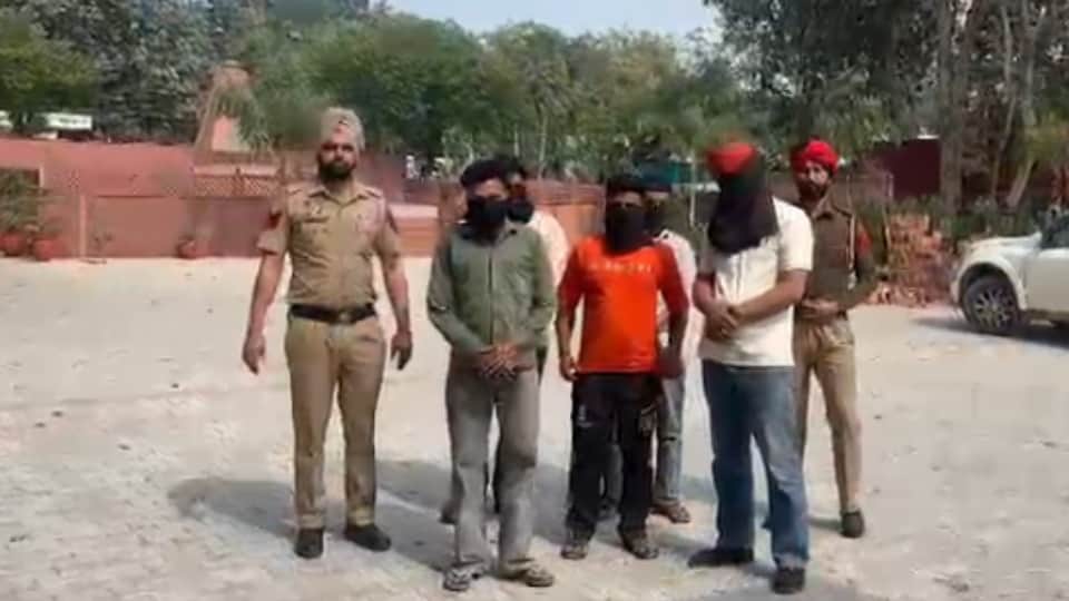 पुलिस हिरासत में पांचों आरोपी।