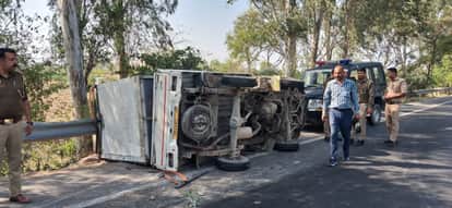 पलटा हुआ लोडर टेंपो