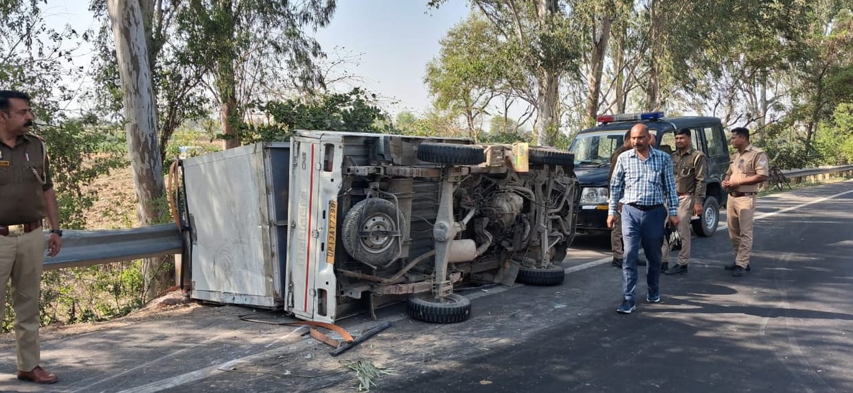 Roadways bus and loader tempo collide