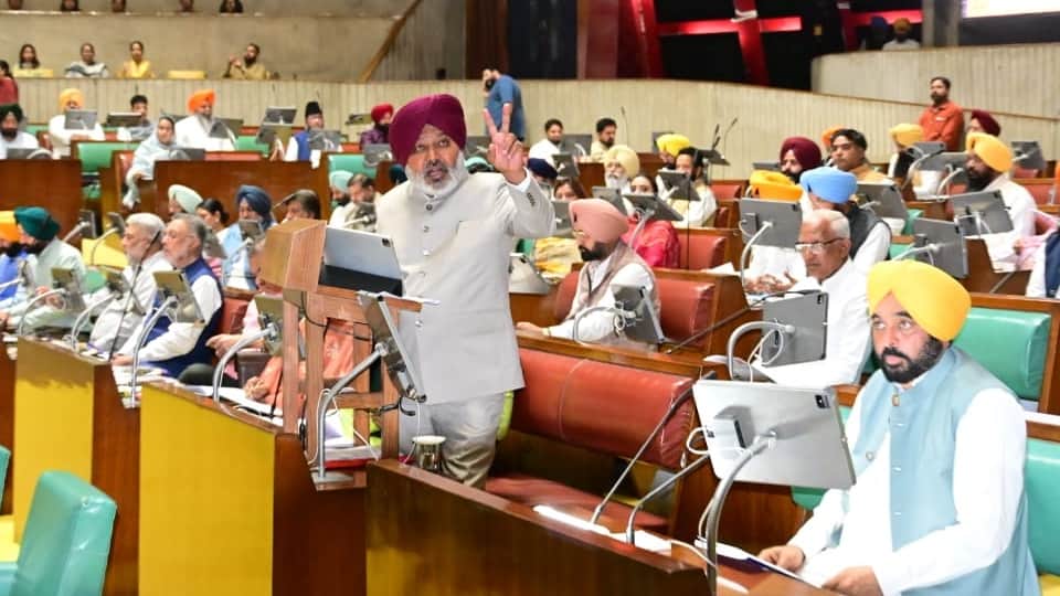 पंजाब विधानसभा में बजट पेश करते वित्तमंत्री हरपाल चीमा