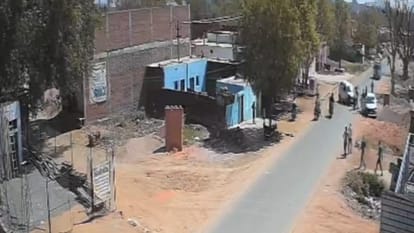 Jhansi: Three injured in a head-on car collision, airbags opening to save lives