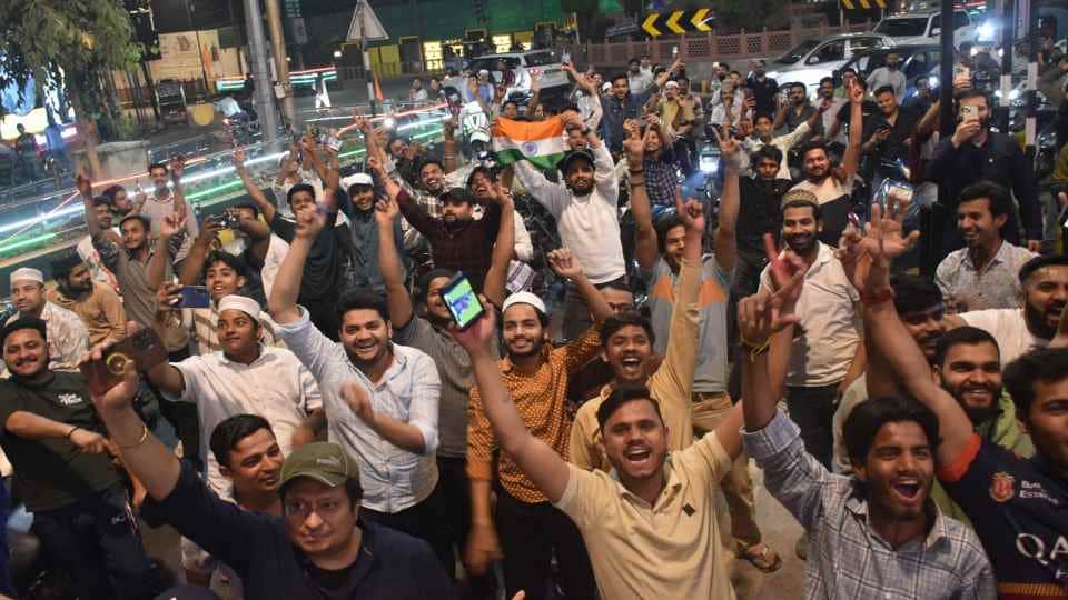 T20 victory celebrations: Moradabad celebrates with sweets, celebrates Diwali after Holi on the streets