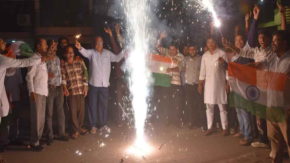 T20 victory celebrations: Moradabad celebrates with sweets, celebrates Diwali after Holi on the streets