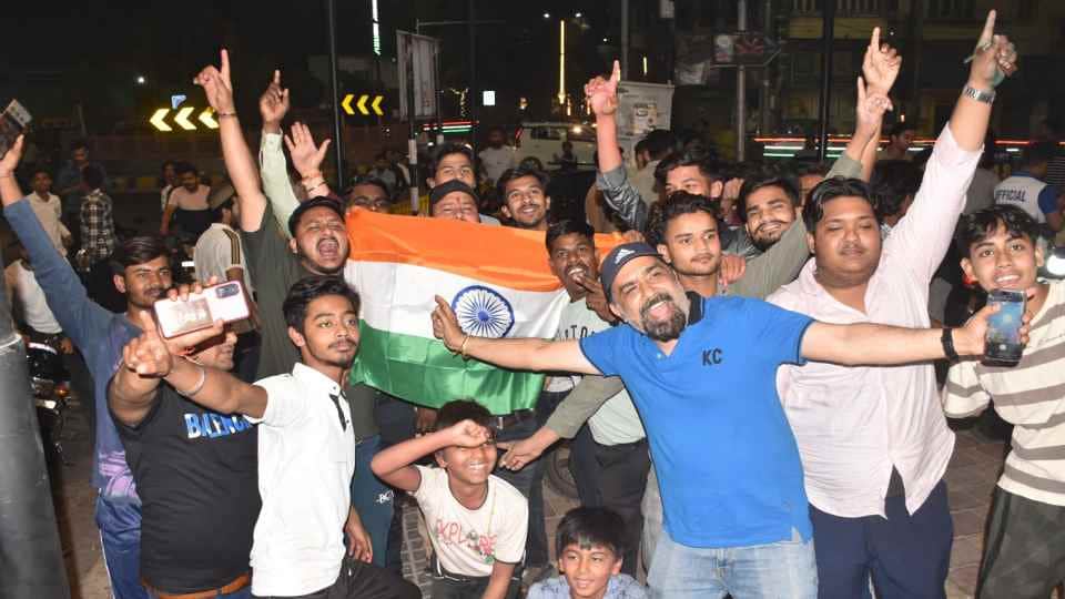 T20 victory celebrations: Moradabad celebrates with sweets, celebrates Diwali after Holi on the streets