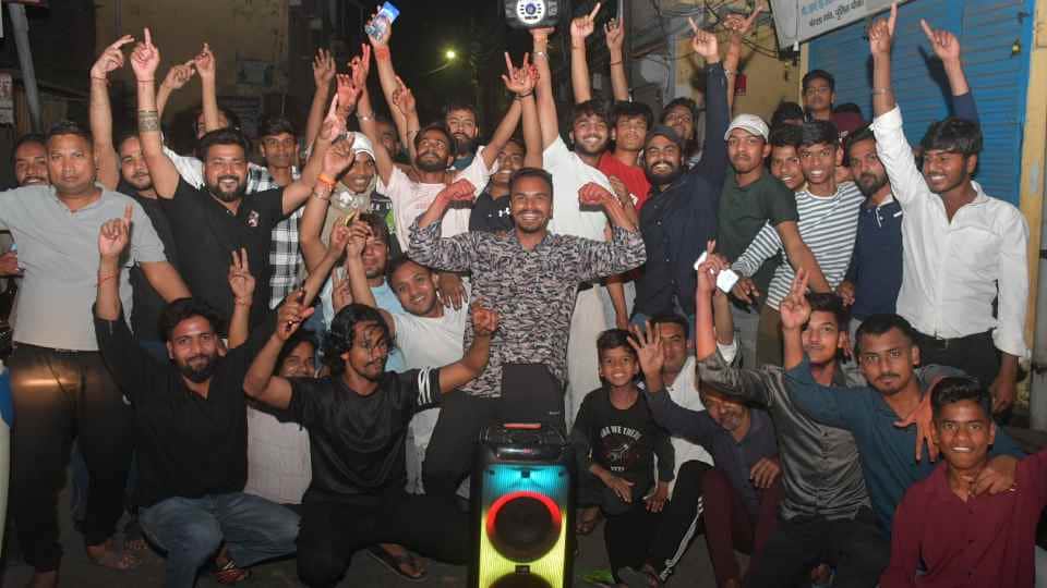 T20 victory celebrations: Moradabad celebrates with sweets, celebrates Diwali after Holi on the streets