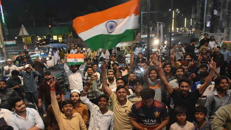 T20 victory celebrations: Moradabad celebrates with sweets, celebrates Diwali after Holi on the streets