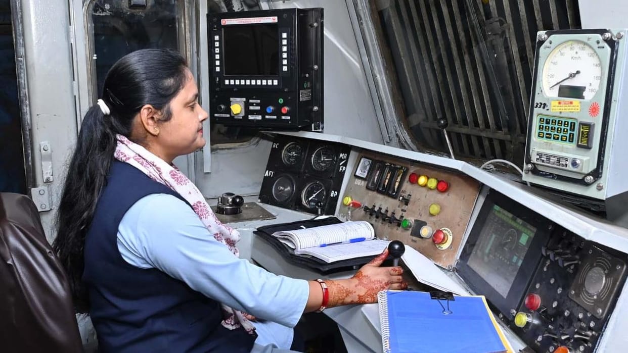 Jhansi: Along with managing the station, women also ran the train