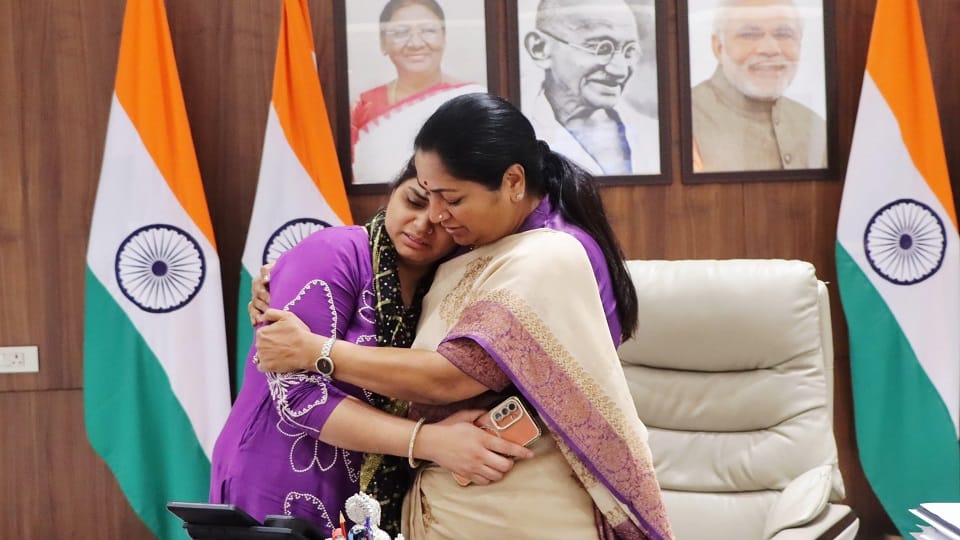 तरुण के परिजन से मिलीं रेखा गुप्ता