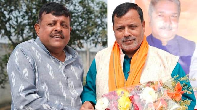 वर्तमान और पद से हटाए गए जिलाध्यक्ष के साथ।