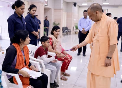 UP: CM Yogi said in Janta Darshan that the administration should resolve the problems within the time limit.