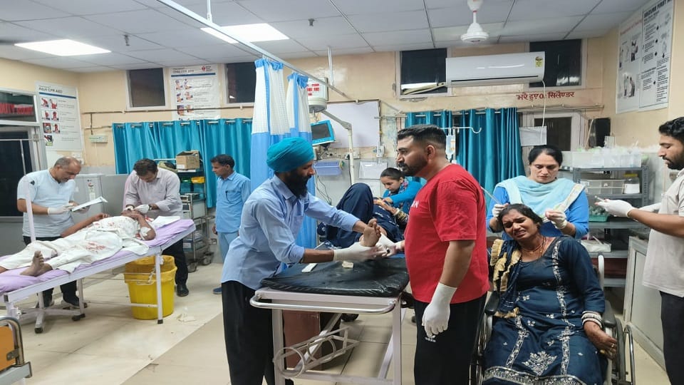 One person died and 12 people injured in road accident at Fatehabad