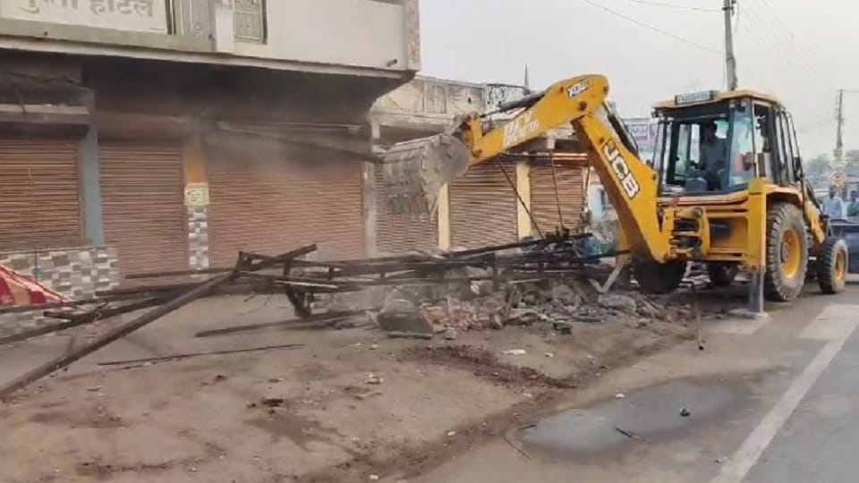 Administration's bulldozer ran on the National Highway in Balod, illegal encroachment was removed