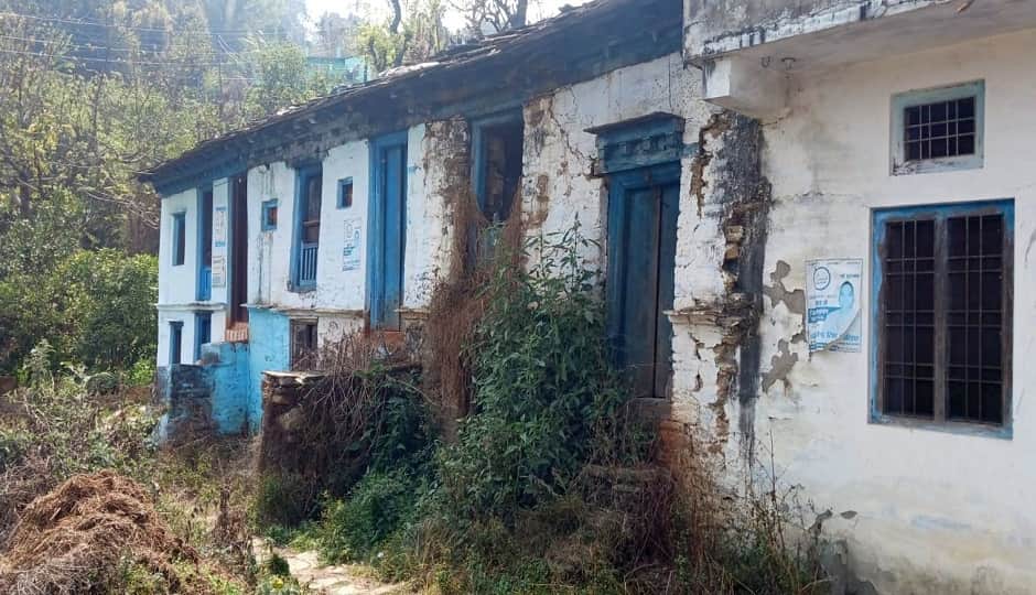 बागेश्वर के भयेड़ी गांव में पलायन के बाद वीरान हुई बाखली के आगे उगी घास और झाड़ियां।