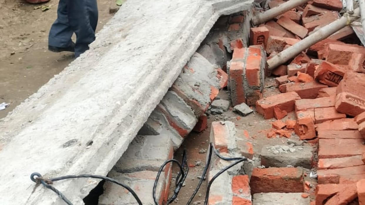balcony of under-construction house collapses man dies after neck is cut in Bareilly