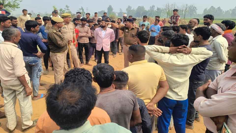 मिट्टी की ढांग गिरने से युवक की माैत