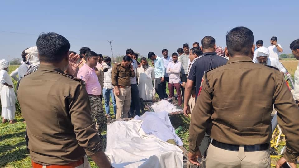 घटना के बाद मौके पर जमा भीड़ व पुलिसकर्मी