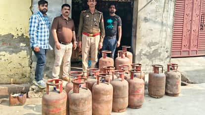 Black marketing of domestic gas cylinders amid LPG crisis in Bareilly