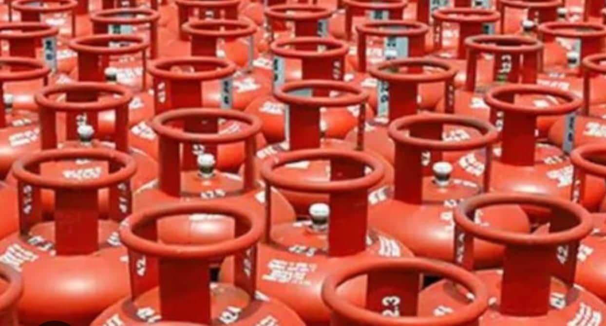 गैस सिलिंडर ।