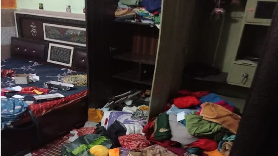 cash and jwellery stolen from salesman house in Agra