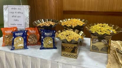 Taste of snacks from 'Aastha Cafe' in the Assembly, efforts of inmates of Central Jail Raipur appreciated