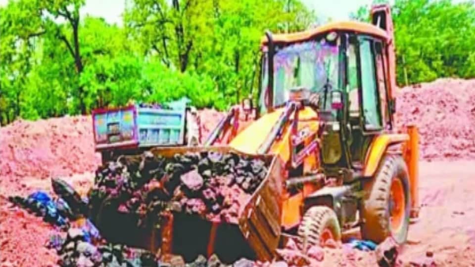 ईंट भट्टे पर कोयला उठाती जेसीबी