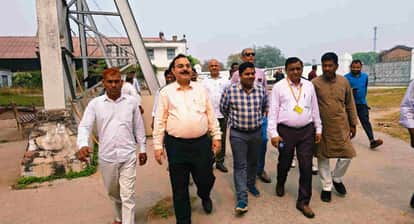 जांच करते अधिकारी