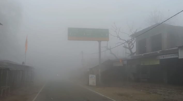 Kanpur Weather suddenly changed dense fog slowed down vehicles increasing farmers concerns