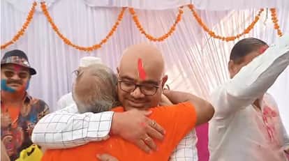 Kanpur Ganga Mela DM said an example of Ganga Jamuni culture flowers showered on the Huriyars