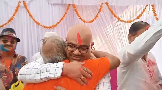 Kanpur Ganga Mela DM said an example of Ganga Jamuni culture flowers showered on the Huriyars